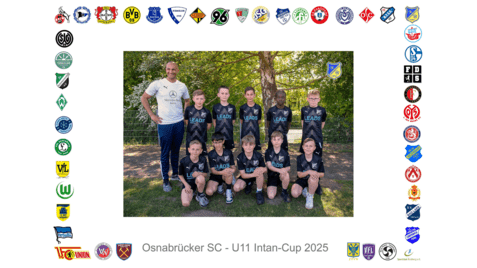 Gruppierung von zehn jungen Fußballspielern in schwarzer Teamkleidung, posierend mit Trainer in einem Park.