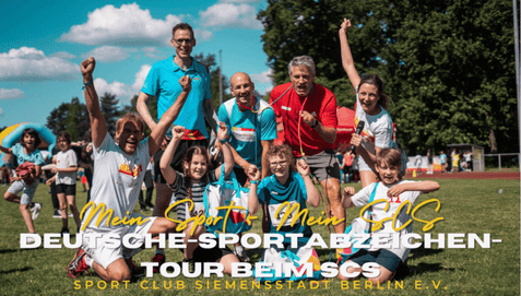 Gruppenszene mit fröhlichen Teilnehmern bei der Deutschen-Sportabzeichen-Tour, veranstaltet vom Sport Club Siemensstadt.