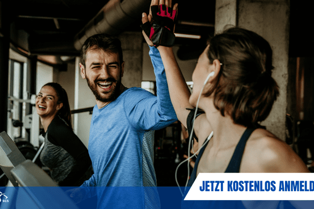 Drei Personen in Sportbekleidung lachen und klatschen auf einem Fitnessger&auml;t in einem modernen Fitnessstudio.