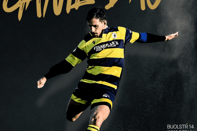 Rugby-Spieler in gestreiftem Trikot kickt einen Ball, umgeben von einem schwarzen Hintergrund mit Event-Details.