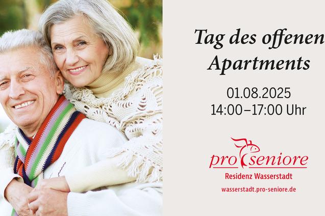 Ein älteres Paar lächelt in die Kamera, umrahmt von Natur, mit einem Flyer für den Tag des offenen Apartments.