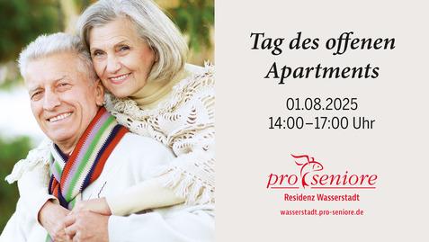 Ein älteres Paar lächelt in die Kamera, umrahmt von Natur, mit einem Flyer für den Tag des offenen Apartments.