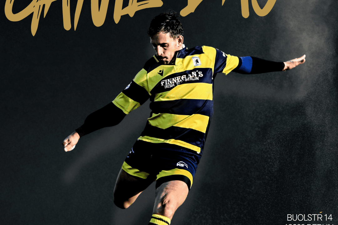 Rugby-Spieler in gestreiftem Trikot kickt einen Ball, umgeben von einem schwarzen Hintergrund mit Event-Details.