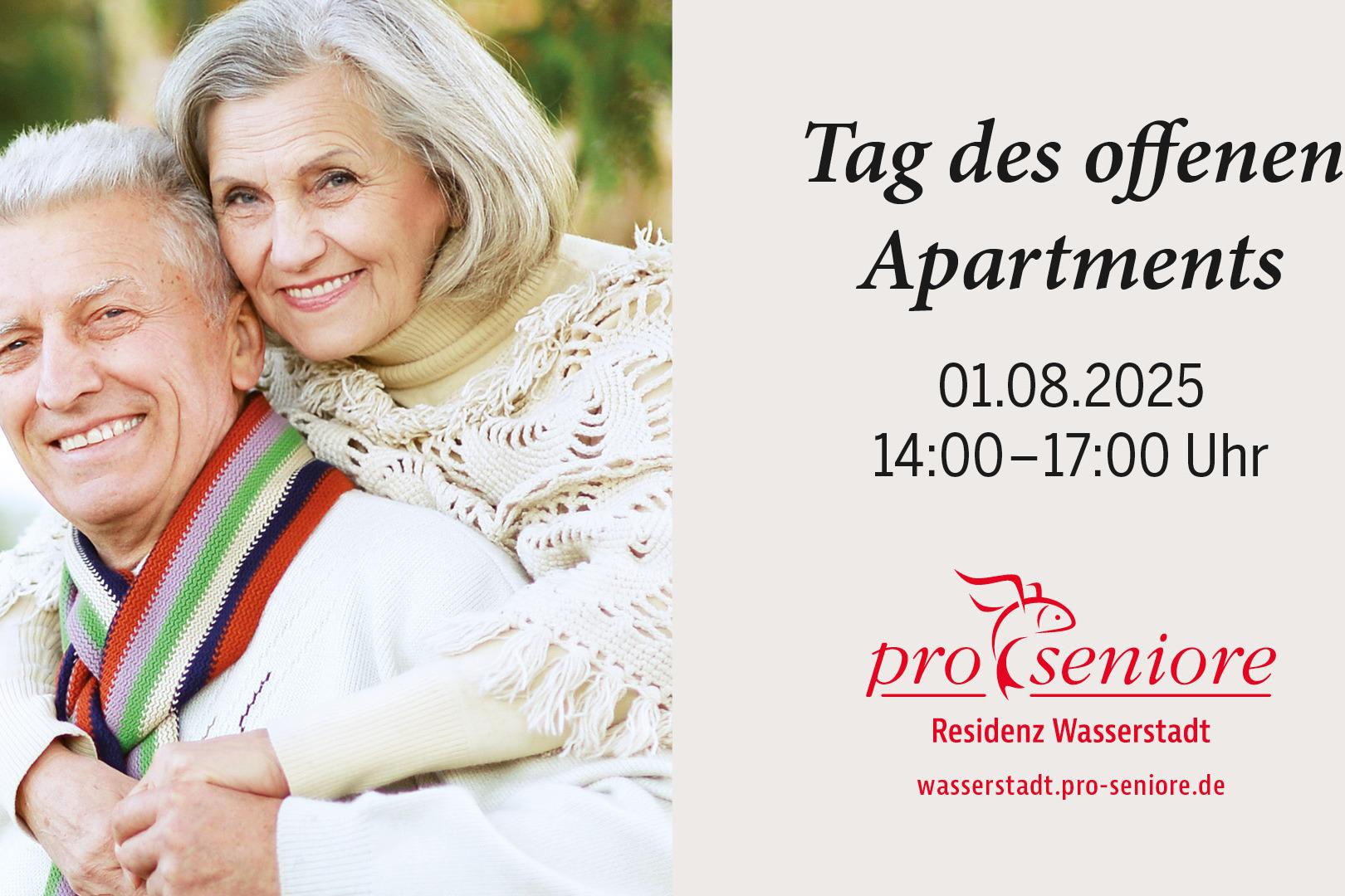 Ein &auml;lteres Paar l&auml;chelt in die Kamera, umrahmt von Natur, mit einem Flyer f&uuml;r den Tag des offenen Apartments.