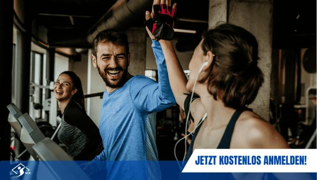 Drei Personen in Sportbekleidung lachen und klatschen auf einem Fitnessgerät in einem modernen Fitnessstudio.