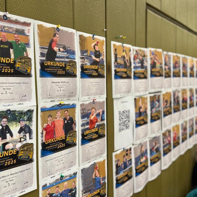 Wand mit mehreren Urkunden des Tischtennisturniers &bdquo;Siemenstadt Open 2025&ldquo;; Teilnehmer und Platzierungen sichtbar.