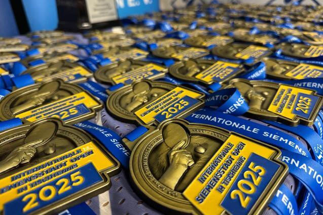 Reihe von Medaillen mit blauen B&auml;ndern f&uuml;r die Internationalen Siemenstadt Open 2025 in Tischtennis.