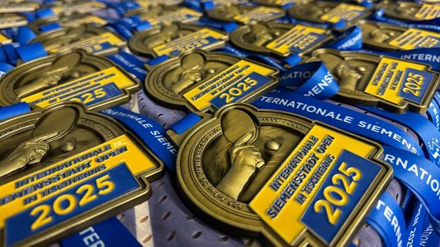 Reihe von Medaillen mit blauen Bändern für die Internationalen Siemenstadt Open 2025 in Tischtennis.