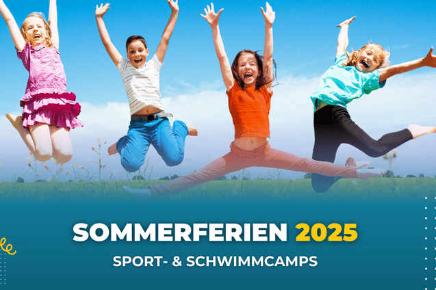 Vier Kinder springen fr&ouml;hlich in die Luft vor einer gr&uuml;nen Wiese unter blauem Himmel, mit dem Text &bdquo;Sommerferien 2025&ldquo;.