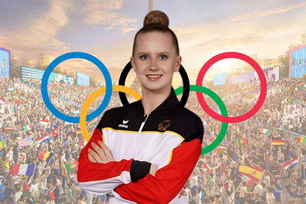 Junge Athletin in Sportbekleidung mit olympischen Ringen vor jubelnder Menschenmenge bei einem Sportereignis.