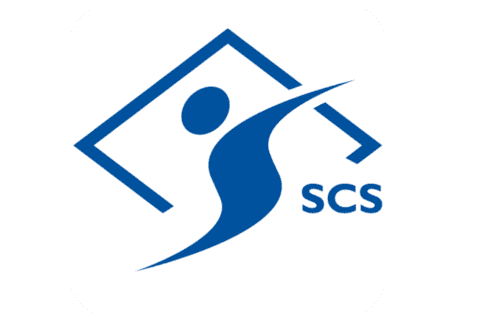 Logo der SCS mit stilisiertem Mensch in blauer Farbe vor einem geometrischen Hintergrund in Weiß.