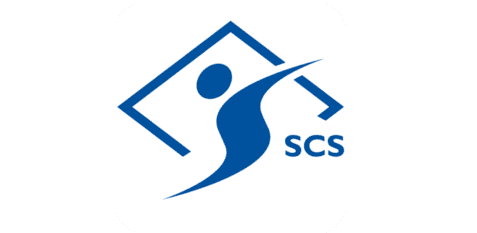 Logo der SCS mit stilisiertem Mensch in blauer Farbe vor einem geometrischen Hintergrund in Weiß.