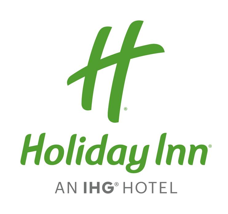 Logo von Holiday Inn mit grünem Schriftzug und dem Zusatz "an IHG Hotel" in grauer Schrift.