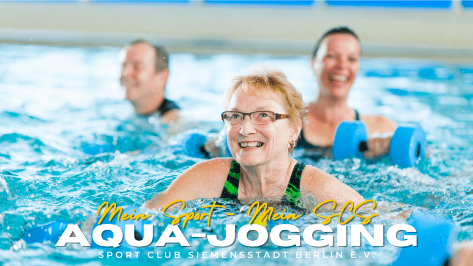 Lächelnde Teilnehmer bei Aqua-Jogging im Wasser, mit Wassergewichten in der Hand und Schwimmbecken im Hintergrund.