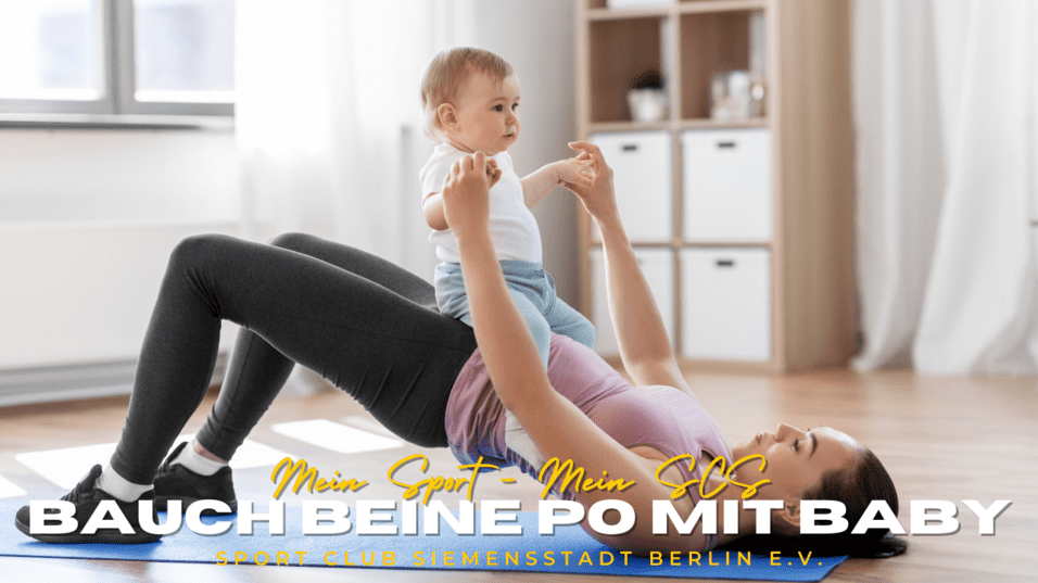 Mutter macht &Uuml;bungen auf einer Matte, w&auml;hrend sie ihr Baby mit den H&auml;nden anhebt, in einem hellen Raum.