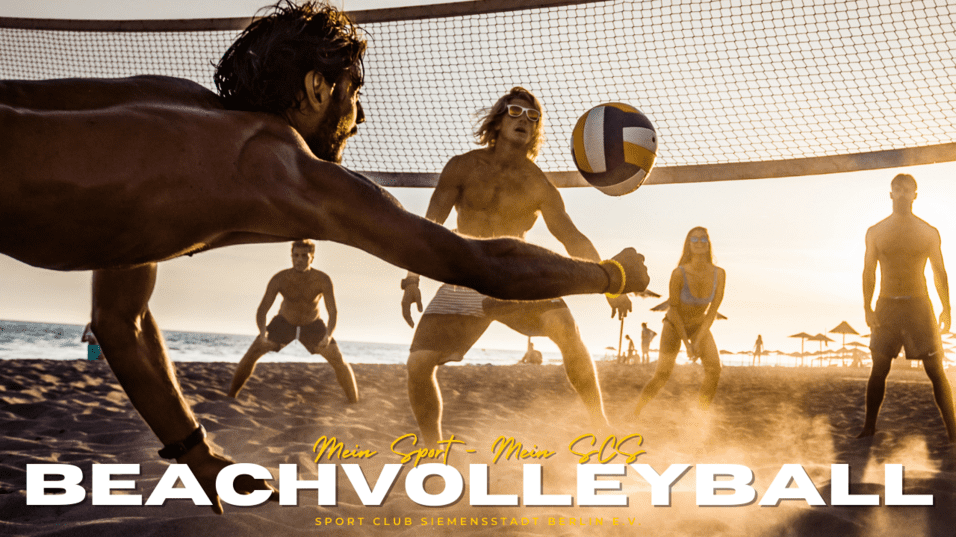 Beachvolleyballspiel bei Sonnenuntergang mit fünf Spielern, die den Ball über ein Netz schlagen.