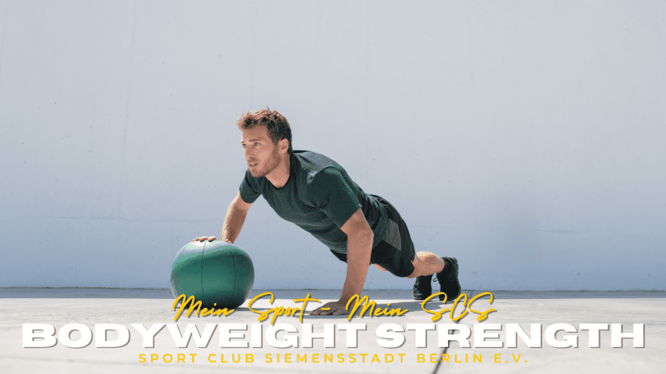 Mann in Sportkleidung f&uuml;hrt eine Plank-&Uuml;bung mit einer medizinischen Kugel auf einem hellen Untergrund aus.