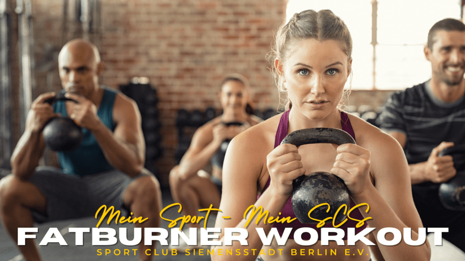 Vier Personen trainieren in einem Fitnessstudio mit Kettlebells; der Fokus liegt auf einer Frau im Vordergrund.