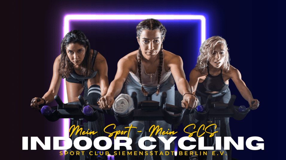 Drei Frauen befinden sich beim Indoor Cycling, gepostet auf Fahrrädern, mit dynamischem Hintergrund.