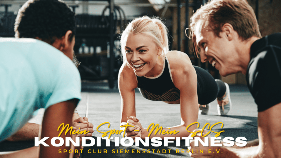 Drei Personen machen Planks in einem Fitnessstudio, eine lächelt dabei im Vordergrund.