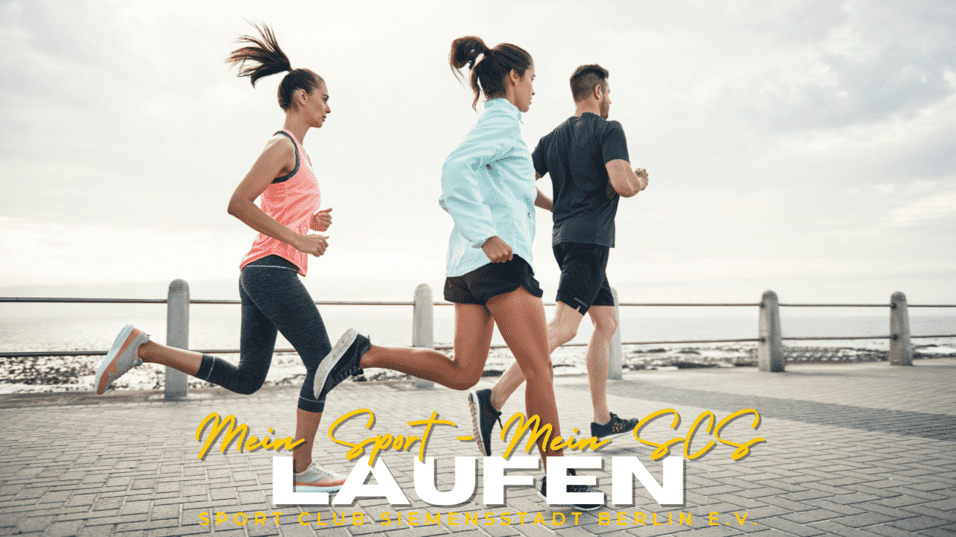 Drei joggende Personen am Strand mit Meer im Hintergrund, ihre Sportkleidung und Laufbewegungen wirken dynamisch.