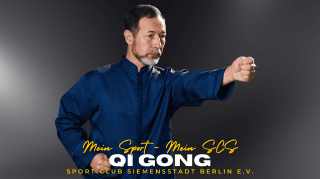 Mann in blauer Qi Gong-Tunica vollzieht eine Bewegung mit erhobenem Arm und geballter Faust vor neutralem Hintergrund.