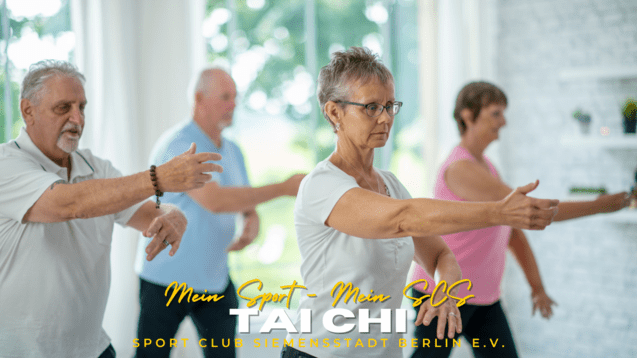 Gruppe älterer Erwachsene praktiziert Tai Chi in einem hellen Raum mit großen Fenstern.