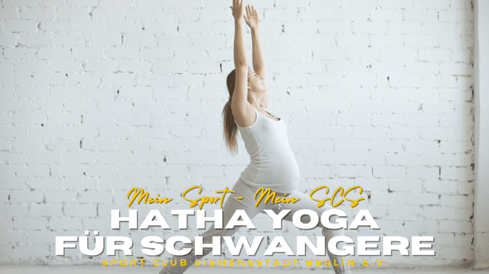 Schwangere Frau übt Hatha Yoga in einem hellen Raum mit weißen Ziegelwänden.