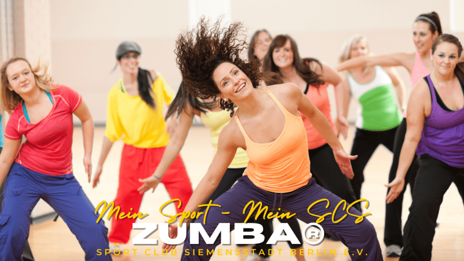 Gruppentanzkurs in einem Fitnessraum mit Frauen, die Zumba in bunten Outfits tanzen.