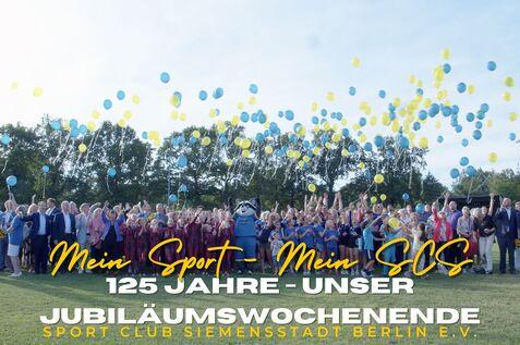 Gruppenfoto zum 125-j&auml;hrigen Jubil&auml;um des Sport Clubs Siemensstadt Berlin mit bunten Luftballons und fr&ouml;hlichen Feiernden.