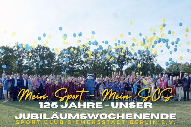 Gruppenfoto zum 125-j&auml;hrigen Jubil&auml;um des Sport Clubs Siemensstadt Berlin mit bunten Luftballons und fr&ouml;hlichen Feiernden.