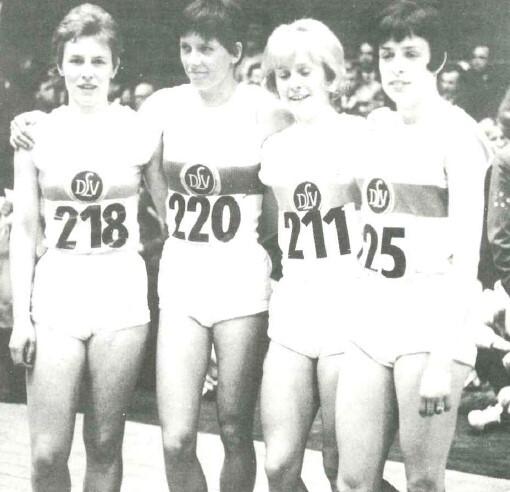 Vier weibliche Leichtathletinnen in Sportbekleidung stehen nebeneinander, nummeriert mit 218, 220, 211 und 25.